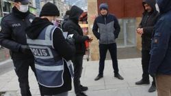 Tokat polisi eldiven ve maske dağıttı