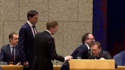 Hollanda Sağlık Bakanı koronavirüs oturumunda bayıldı