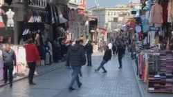 Mahmutpaşa'da sokaklar boş kaldı, esnaf top oynadı