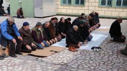 Karabük'te caminin avlusunda saf tutup namaz kıldılar