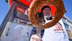 Antalya'da temassız simit tezgahı