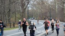 New Yorklular sokağa çıkma yasağı öncesi temiz hava aldı