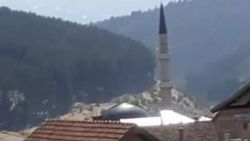 Sırbistan'da cemaatle namaz durduruldu