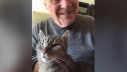 Anthony Hopkins, karantinada kedisine piyano çaldı