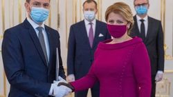 Slovakya'da başbakanın eldivenli maskeli yemin töreni
