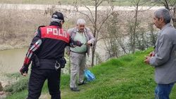 Polis uyardığı yaşlıları kolonya sıkarak evlerine gönderdi