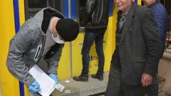 Sokağa çıkan yaşlı adam gazetecilere yakışıklı çekin dedi