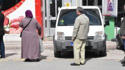 Sivas'ta koronaya karşı sosyal mesafeli et kuyruğu
