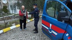 Yaşlı çift dışarı çıkamadı, jandarma ilaçlarını getirdi