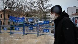 Uyarılar dinlenmeyince, polis meydanı barikatla kapattı