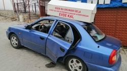 Aracının üzerine tabut bağlayarak evde kal çağrısı yaptı
