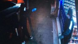 Kağıthane'de maskeli saldırganlar bekçilerle çatıştı