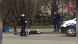 Polisin evine götürmek istediği yaşlı adam, yola yattı