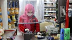Niğde'de markette poşetli koronavirüs önlemi