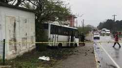 İşci servisi elektrik direğine çarptı: 1 ölü, 7 yaralı