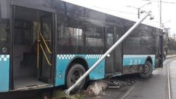 Aksaray'da kontrolden çıkan otobüs, tramvay yoluna girdi