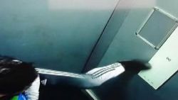 Asansör düğmesine ayağıyla basan vandal