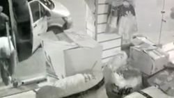 Mağazaya giren hırsızlar, bekçileri görünce kaçtı