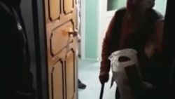 Malzemelerinin geldiğini gören Türkün Teyze gözyaşlarını tutamadı