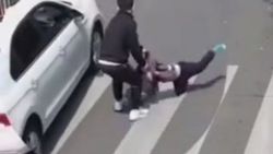Asyalı baba oğlunu kazadan kıl payı kurtardı
