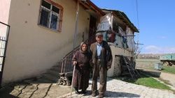 Emine nine, 69 yaşındaki engelli oğluna bakıyor