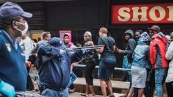 Güney Afrika'da sosyal mesafeye uymayanlara plastik mermi