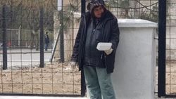 Eskişehir'de eldivenli dilenci görenleri şaşırttı