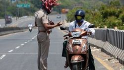 Hindistan'da polis, korona kaskı giydi