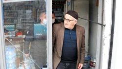 66 yaşındaki yaşlı adamı polis bakkaldan alıp, eve götürdü
