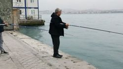 Karaköy sahilinde balık tutma yasağını deldiler