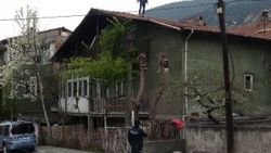 Yardım için çıktığı çatıda mahsur kaldı