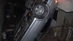 Hızını alamayan sürücü, aracıyla evin bahçesine düştü