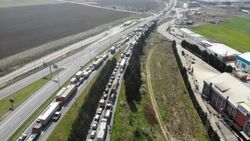 Silivri D-100 karayolunda oluşan kilometrelerce kuyruk
