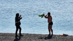 Antalya'da denize giren Rus, oteline gönderildi