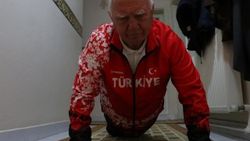 Efsane atlet İsmail Akçay, evinde spora devam ediyor