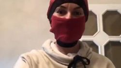 İpek Tanrıyar, erkek boxerından maske yaptı