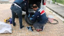 Şanlıurfa'da yedek lastiğe gizlenmiş 18 tabanca bulundu