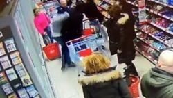 Hollanda'da markette sosyal mesafe kavgası