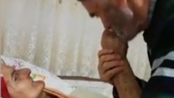Dedenin yatalak eşine sevgisi
