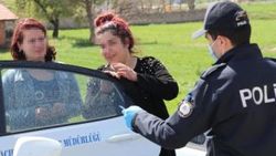 Denizli'de genç kız yasağı ihlal ederek otostop çekti