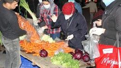 Vatandaşlar gece yarısı pazara akın etti
