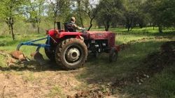Bahçesini süremeyen yaşlı kadının yardımına jandarma yetişti