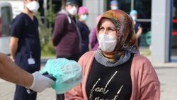 Bursa'da koronavirüsü yenen kadın taburcu edildi