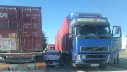 İki tırın arasına giren otomobil hurdaya döndü: 2 yaralı