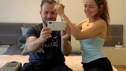 Eşi Emre Aydın'ın saçlarını kesti