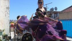 Kadıköy'de terasta komşuları için konser verdiler
