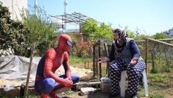 Antalya'da 'Örümcek Adam' bu kez yaşlılar için ortaya çıktı