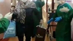 Koronayı yenen kadını oynayarak yolcu ettiler