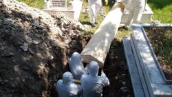 Zonguldak'ta koronadan ölen kadını akrabaları defnetti