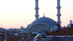 İstanbul'da iki arkadaş gününü çatıda geçirdi